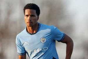 罗马诺：拜仁、阿贾克斯有意17岁中场穆卡萨，曼城对球员充满信心