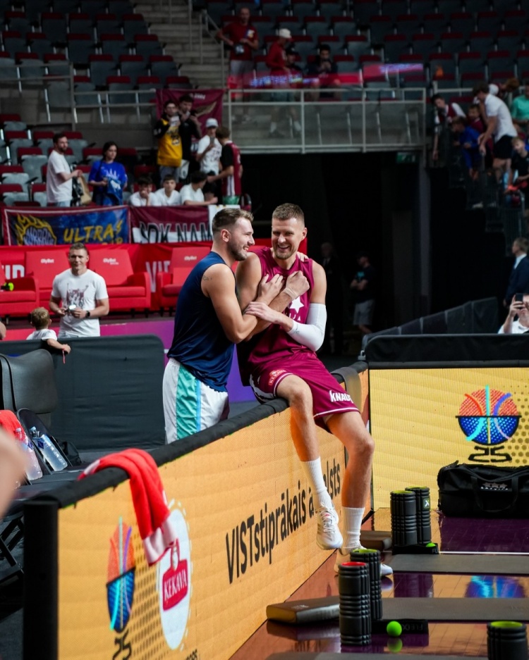 星空官网-老队友重逢！热身赛前东契奇与老队友波尔津吉斯嬉笑攀谈