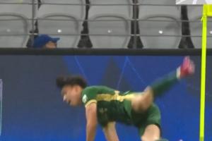 星空体育官网-这庆祝还得练毛伟杰、王钰栋先后滑跪庆祝摔倒