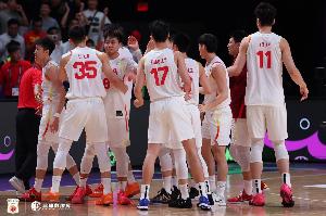 星空体育-媒体人：中国队防守乱战和三分效果不好 想赢攻防细节得做得更好