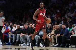 星空体育-战旧主表现上佳！伯克斯三节8投6中&amp;三分7中5 攻下17分2板