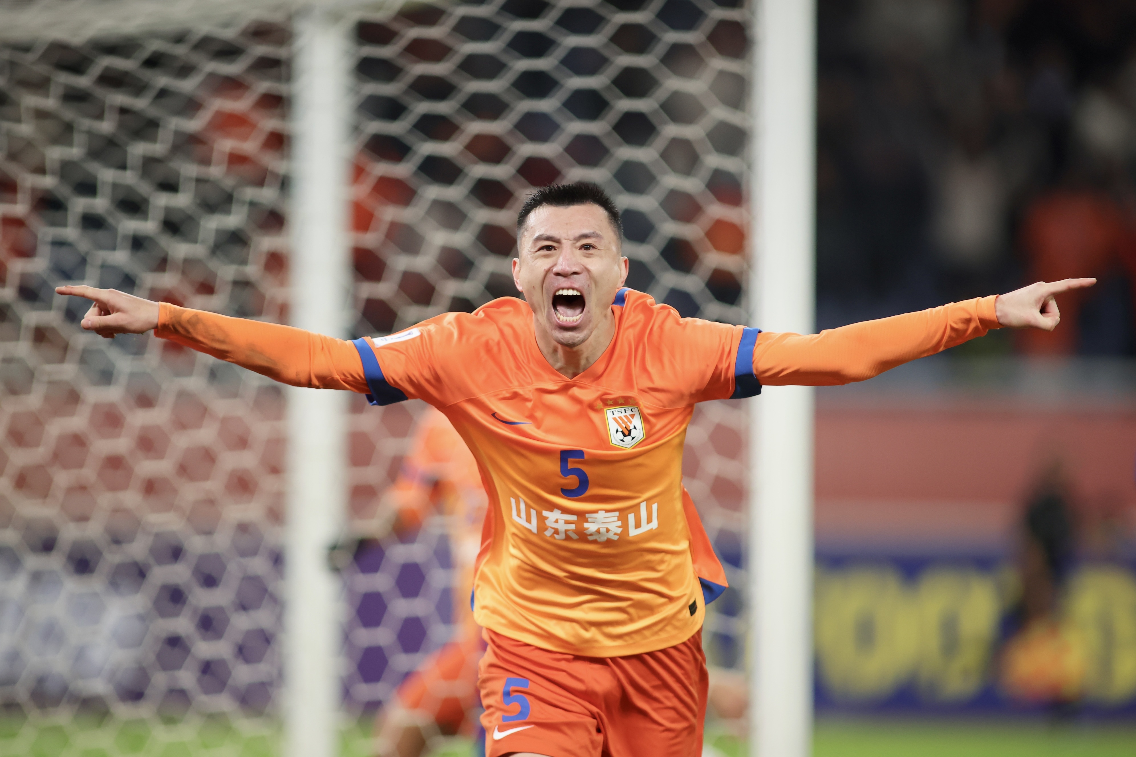 泰山队提前抵沪备战申花，郑铮重返主力阵容