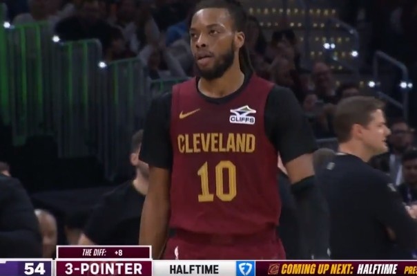 星空体育-张弓搭箭！加兰半场前最后一攻 虚晃后三分压哨灯亮球进！