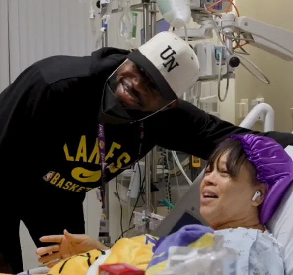 星空投注-有爱！詹姆斯现身加州当地医院，亲切看望病人并赠予礼物