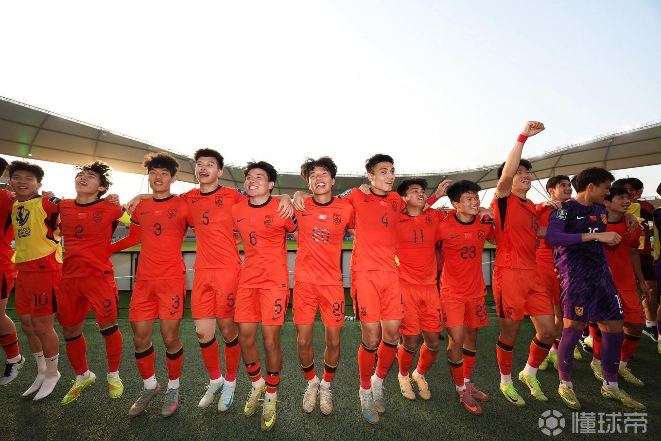 星空体育-苏东：今晚U23国足不要打对攻，要贯彻大脚加身体&amp;amp;二点加定位